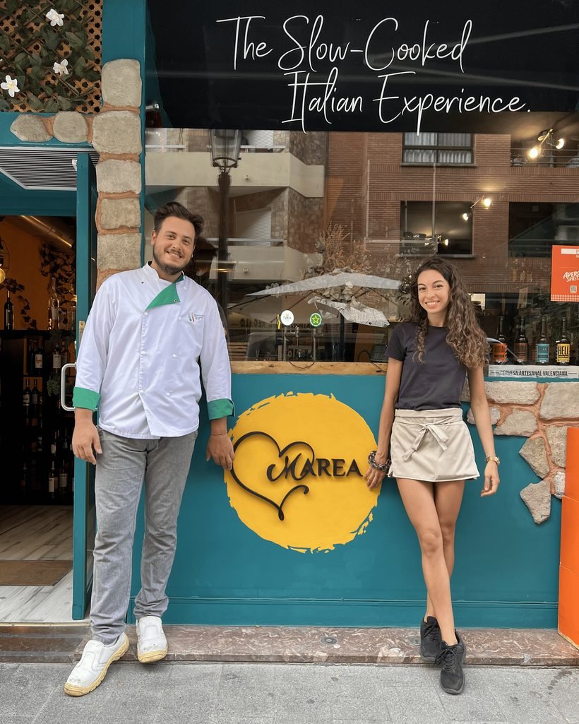 El chef Bruno y Giada delante de Marea, en Russafa