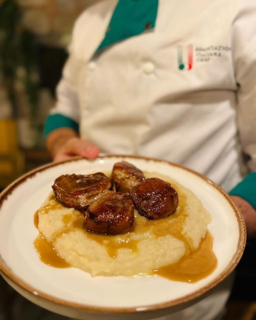 Un segundo con higos, emplatado en cocina