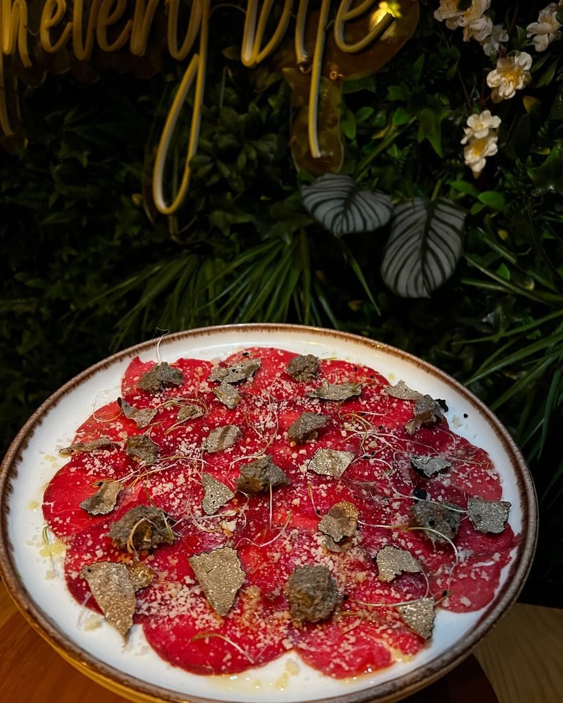 Carpaccio de ternera con setas y trufa