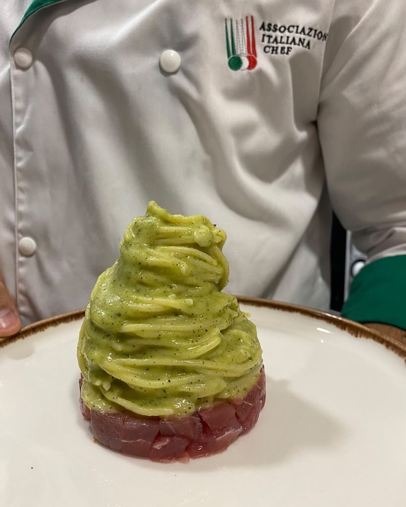 Tartar de ternera con crema de pistacho