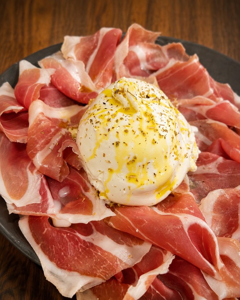 Burrata de 200 g sobre lonchas de Prosciutto Toscano DOP, con aceite y orégano