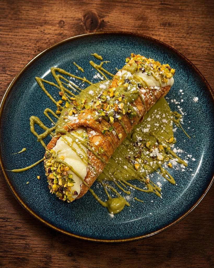 Cannolo siciliano relleno de ricotta con pistacho picado y crema de pistacho