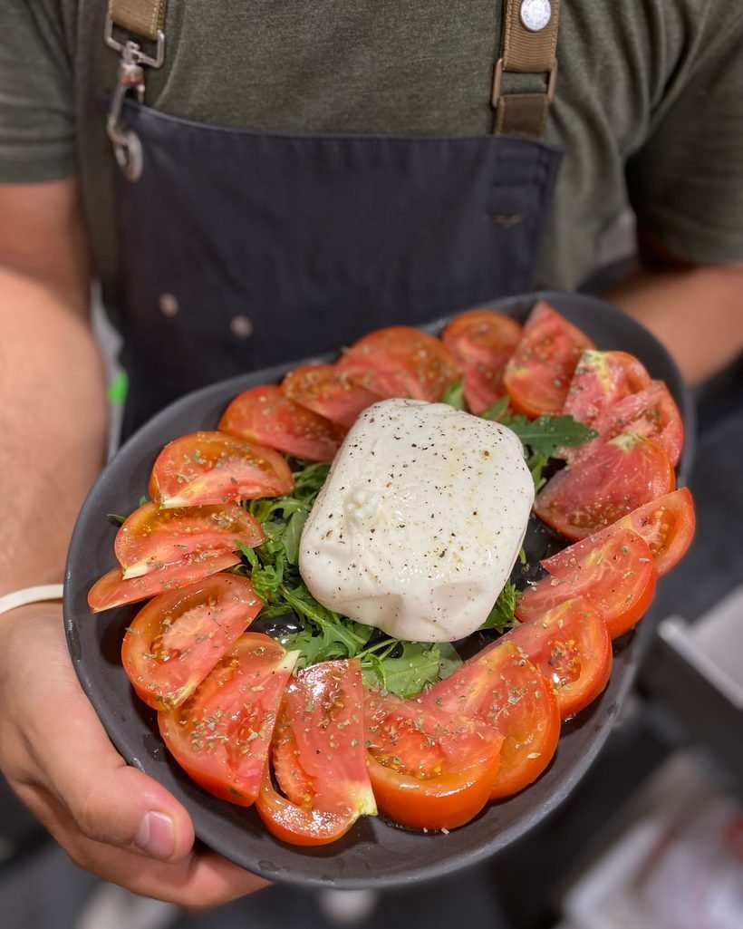 Caprese: corona de tomate alrededor de una mozzarella de búfala de 125 g