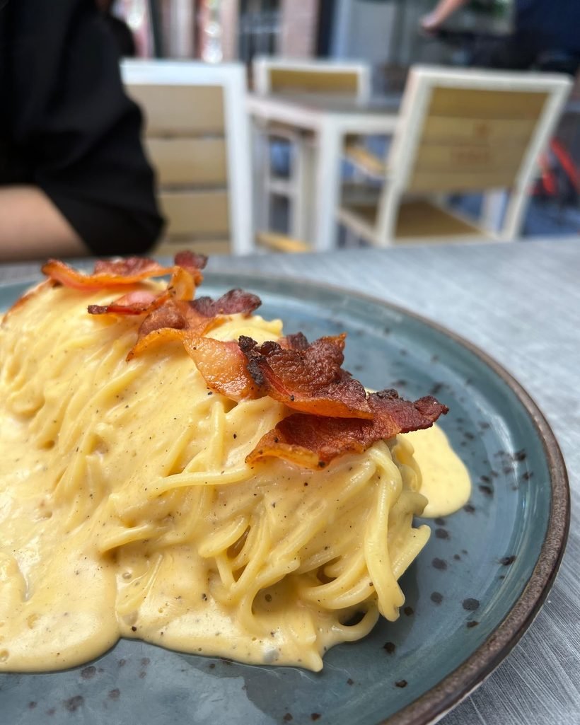 Carbonara de pasta fresca con guanciale crujiente y pecorino, sin nata