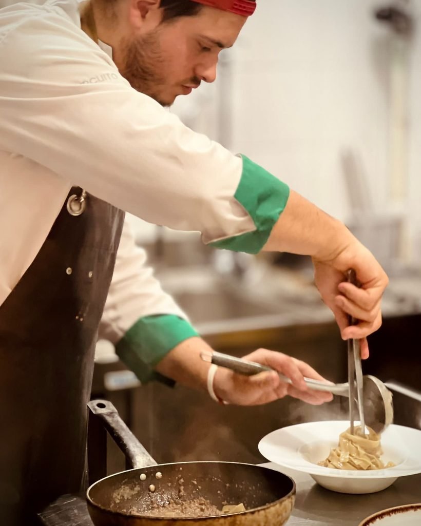 El chef Bruno emplatando en la cocina