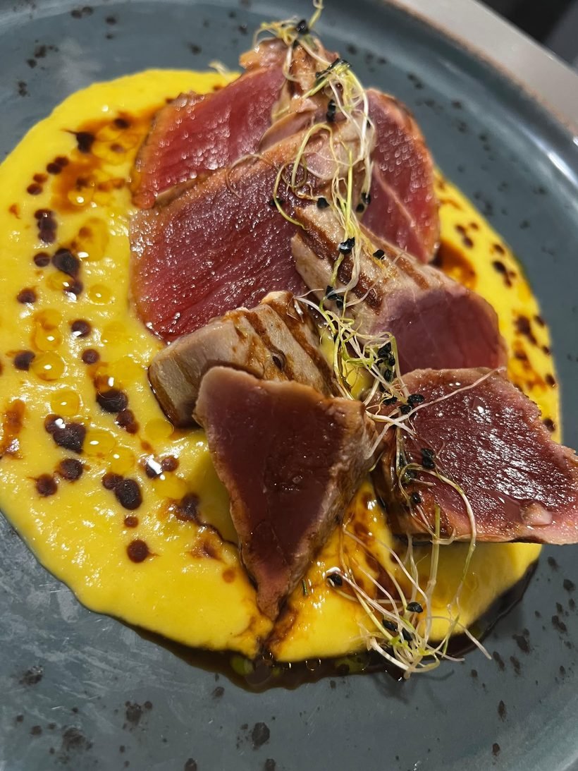 Filete de atún ahumado en láminas sobre crema de mango y coco