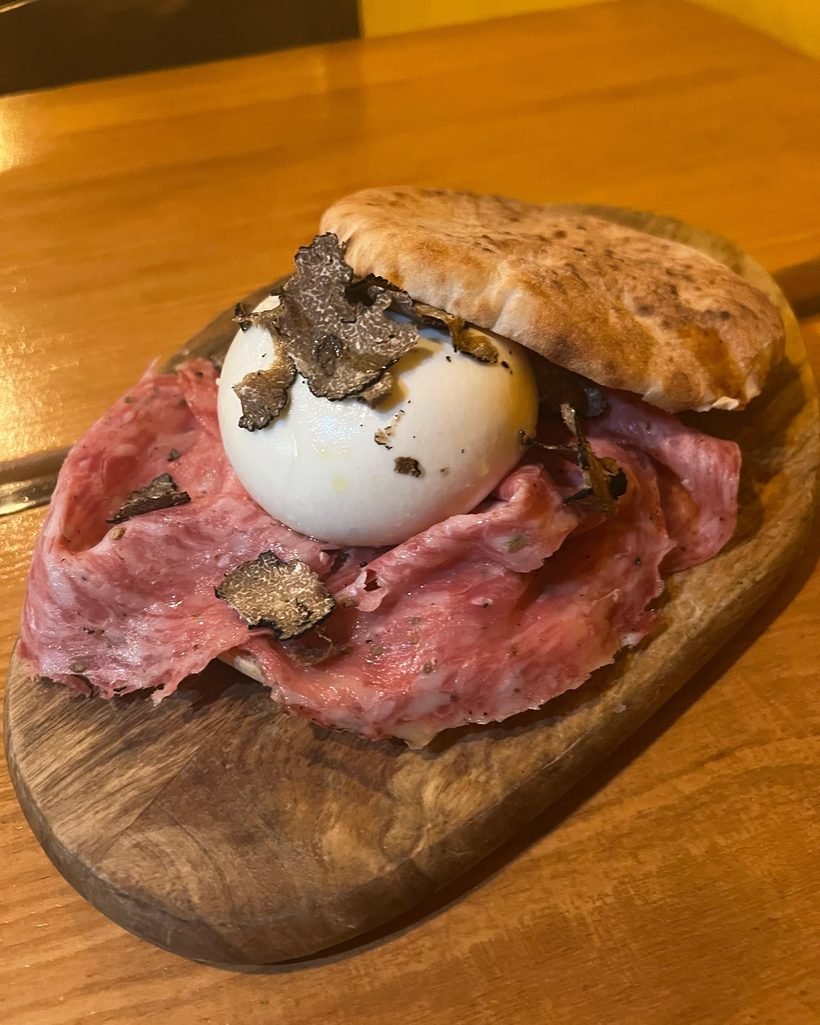 Focaccia pugliese rellena de briciolona toscana y burrata, con láminas de trufa