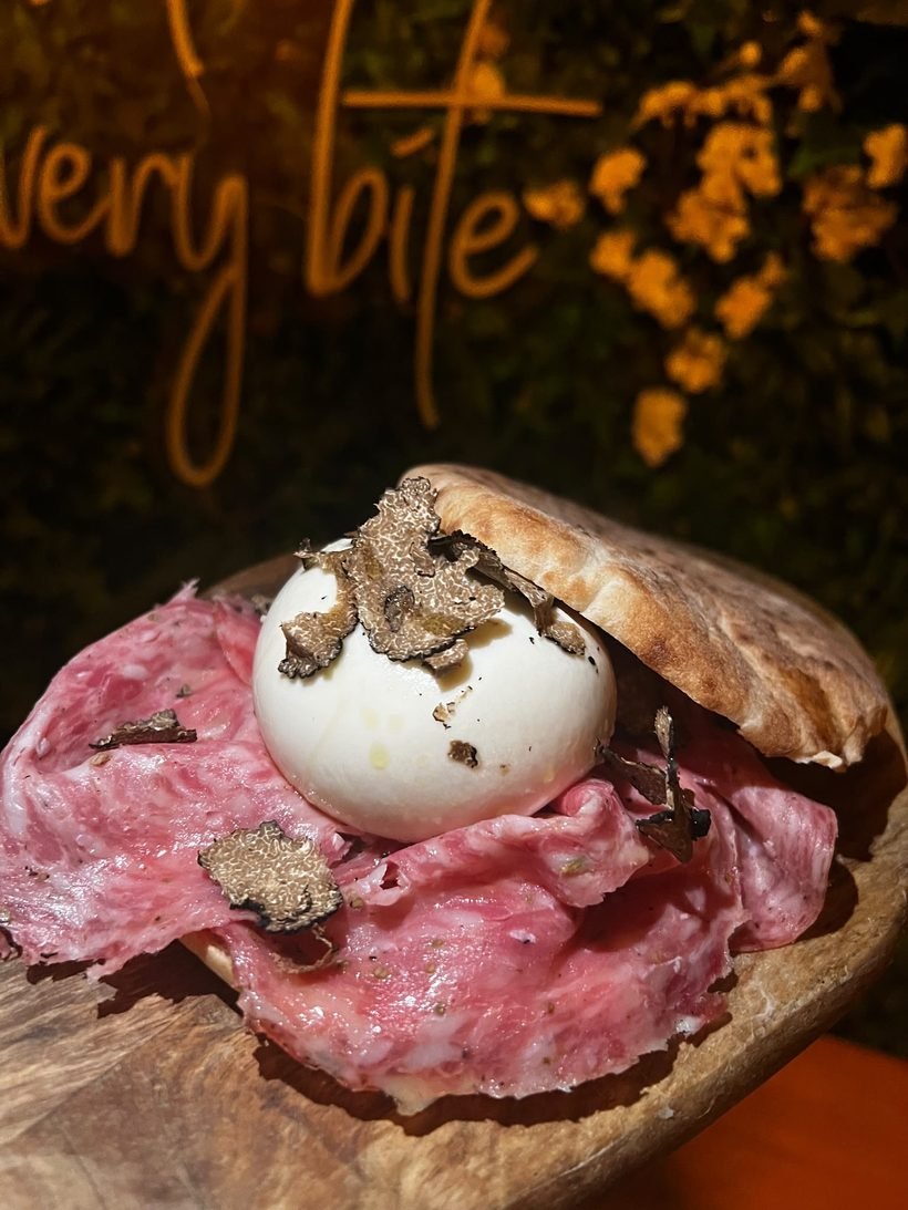 Focaccia con burrata, salame y trufa