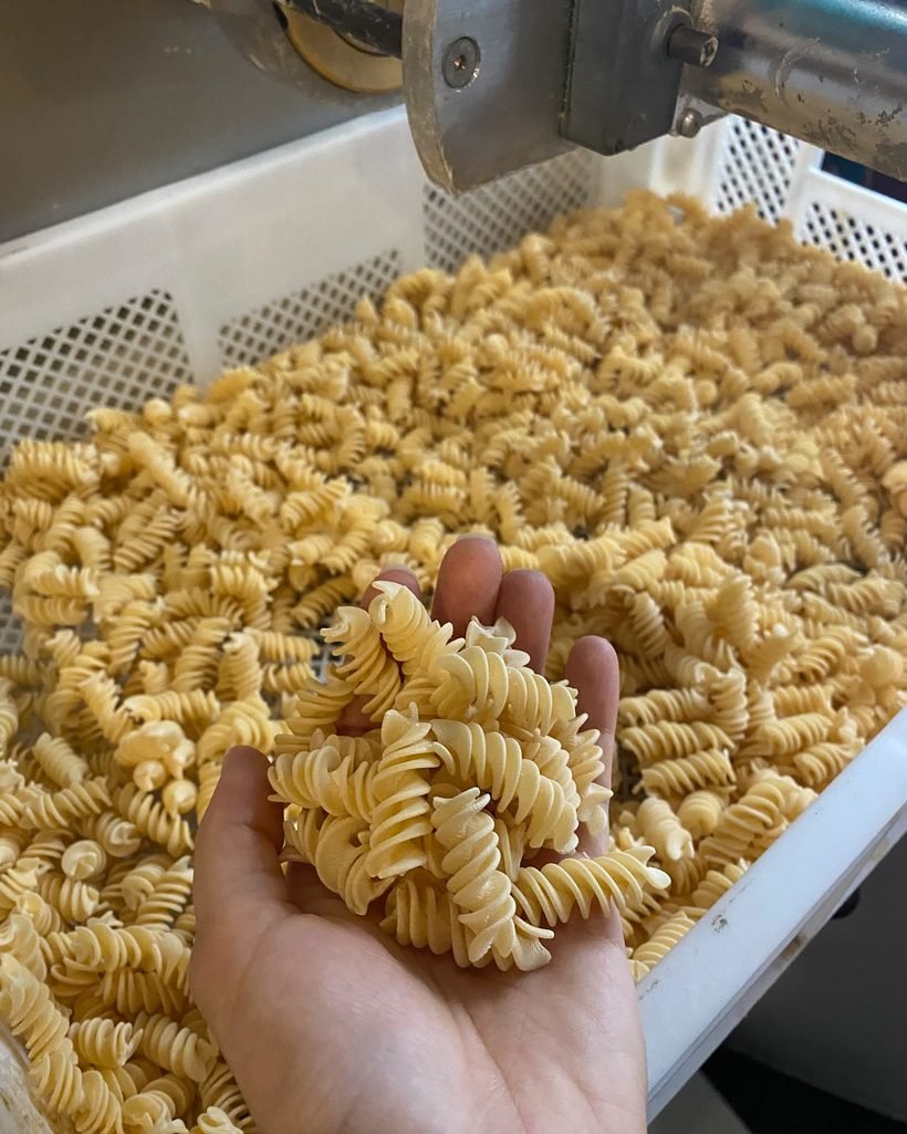 Fusilli frescos recién cortados, aún en la mano