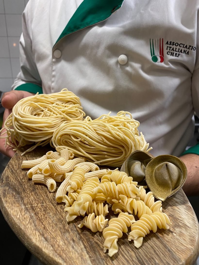 Pasta fresca hecha a mano en varios formatos, sobre una tabla