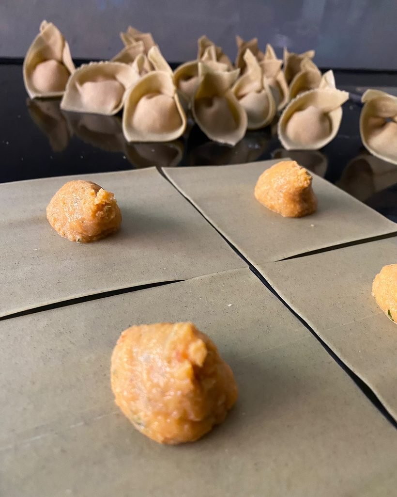 Tortelli hechos a mano, en la mesa de trabajo
