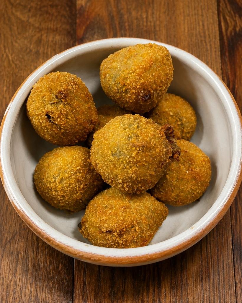 Aceitunas a la ascolana rebozadas y fritas, servidas en un cuenco