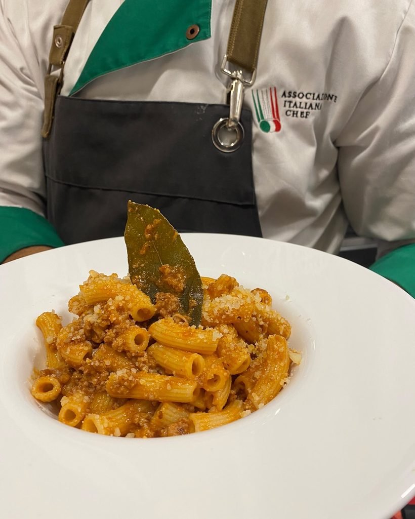 Pasta fresca con ragú a la boloñesa y una hoja de laurel