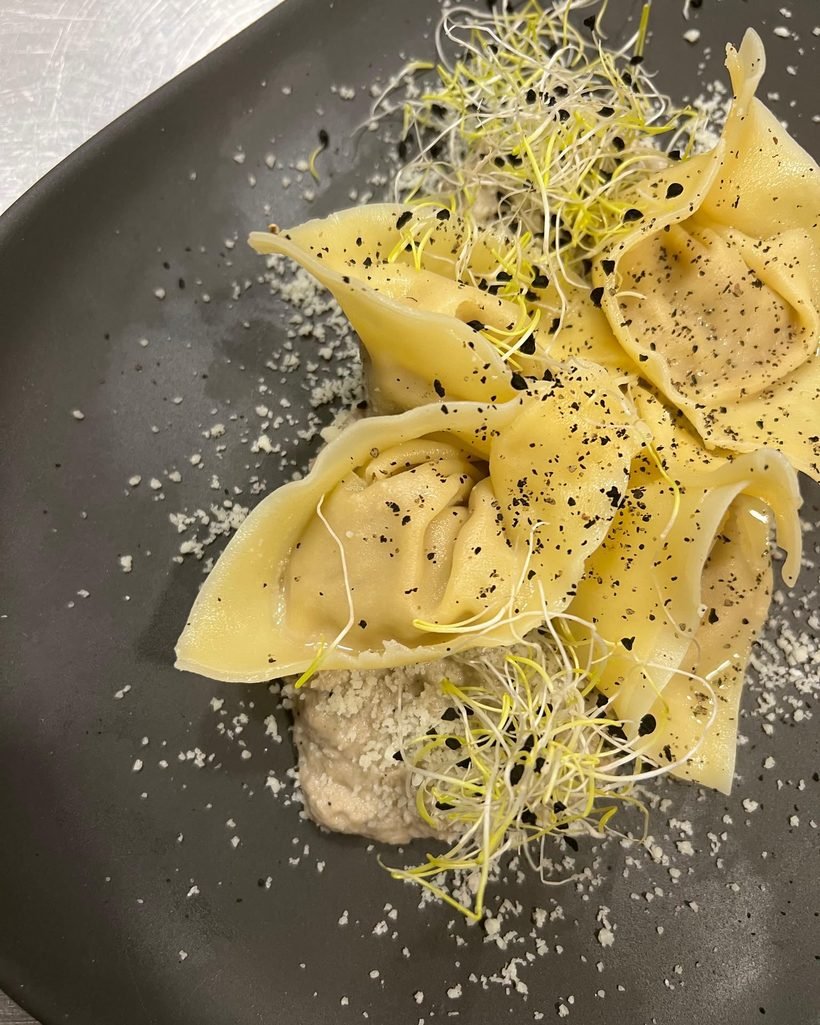 Raviolis al basilico rellenos de ricotta de búfala, con tomate seco y brotes