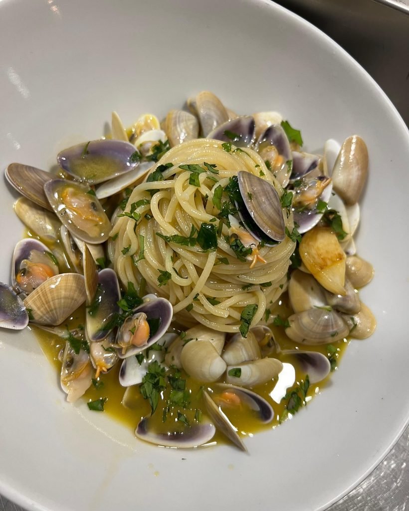 Spaghetti con almejas y perejil