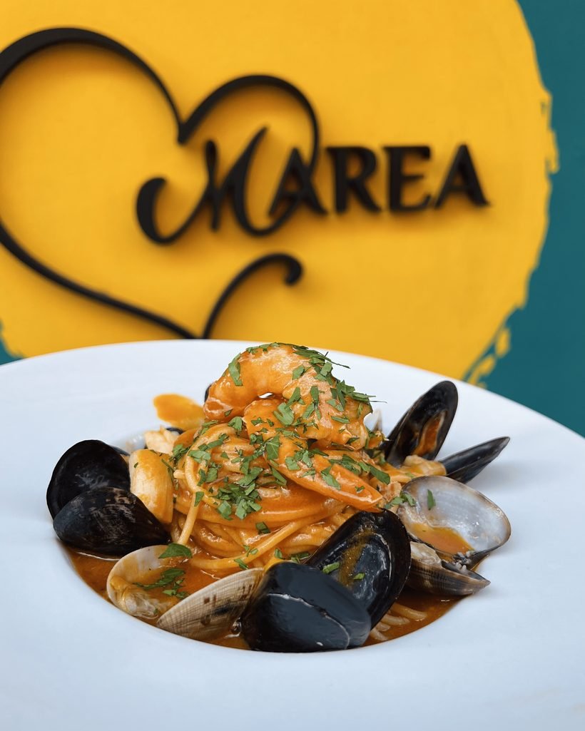 Spaghetto allo scoglio delante del logo de Marea