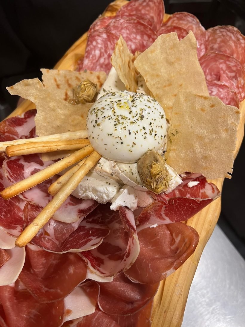 Tabla de embutidos y quesos italianos con burratina, grisines y pan crujiente