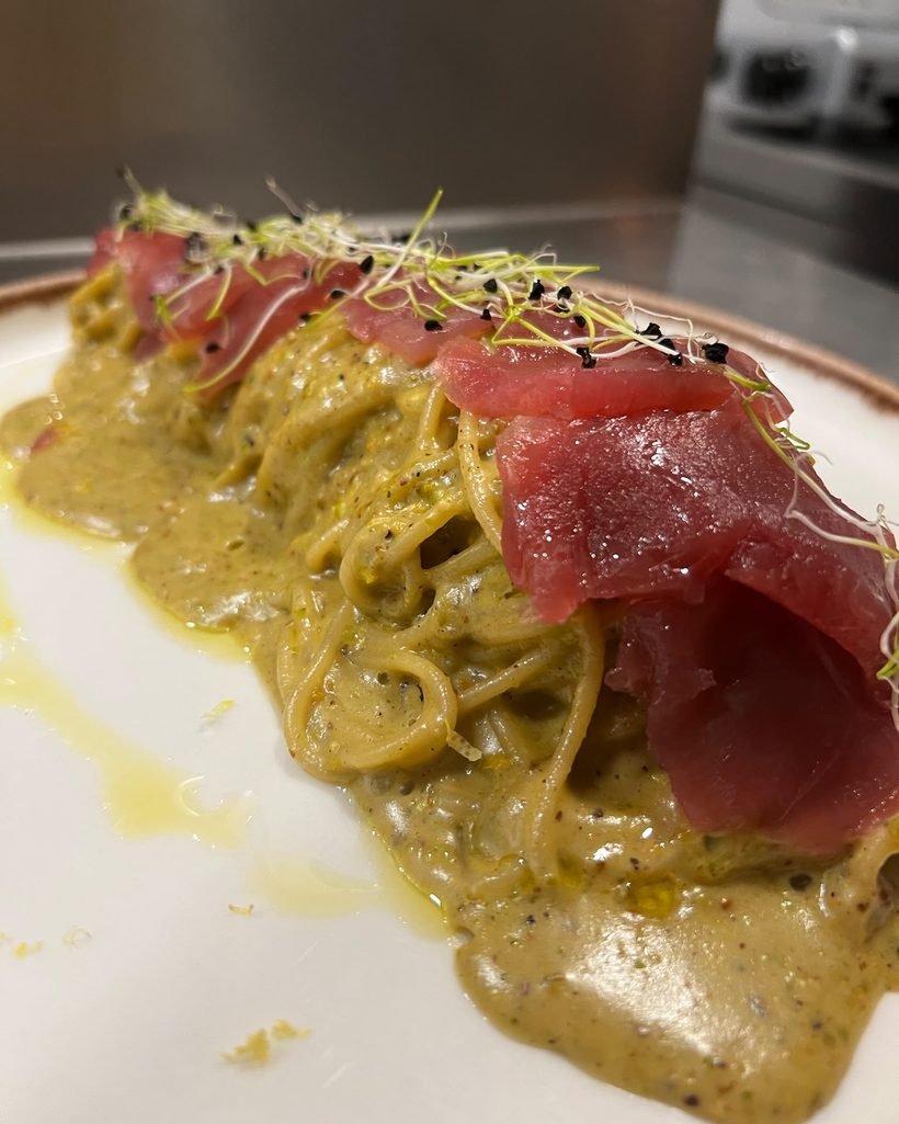 Tagliolini con atún y crema de pistacho