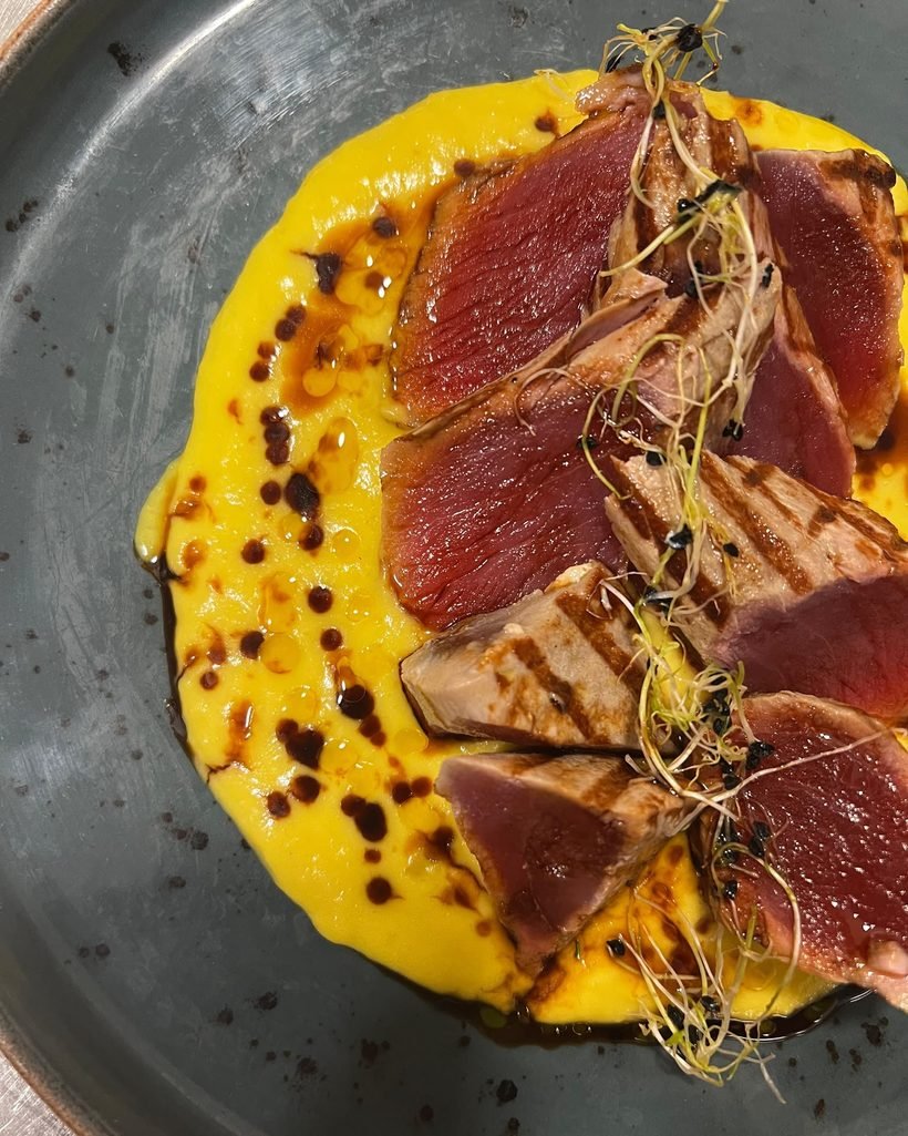 Atún sobre crema de mango, recién emplatado